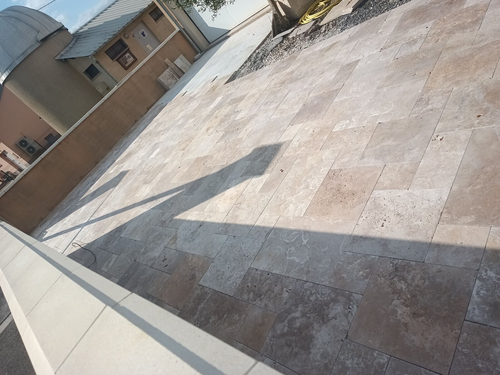 Pose de carrelage — extérieur : Terrasse travertin opus romain