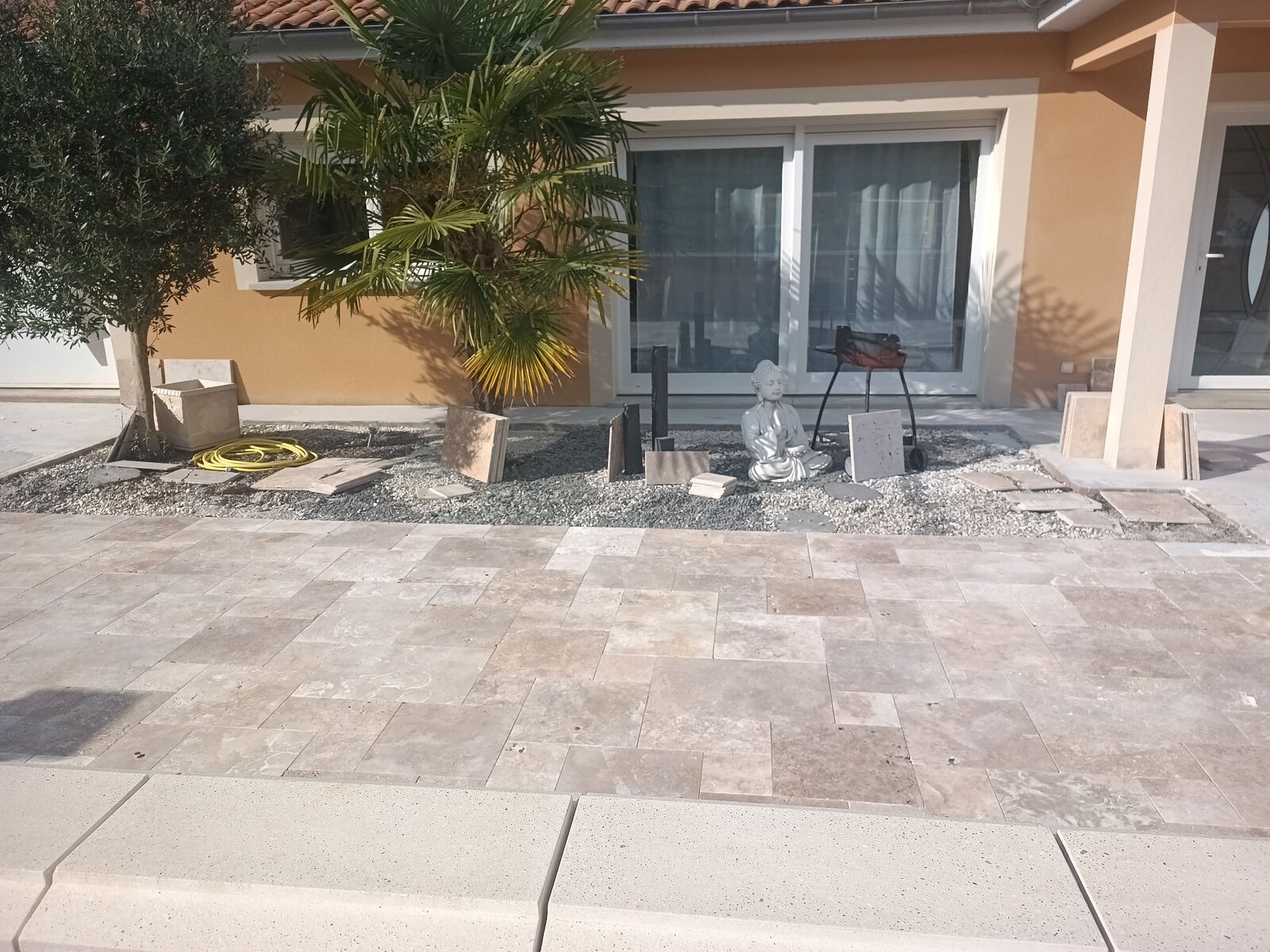 Pose de carrelage — extérieur : Terrasse travertin & espace zen