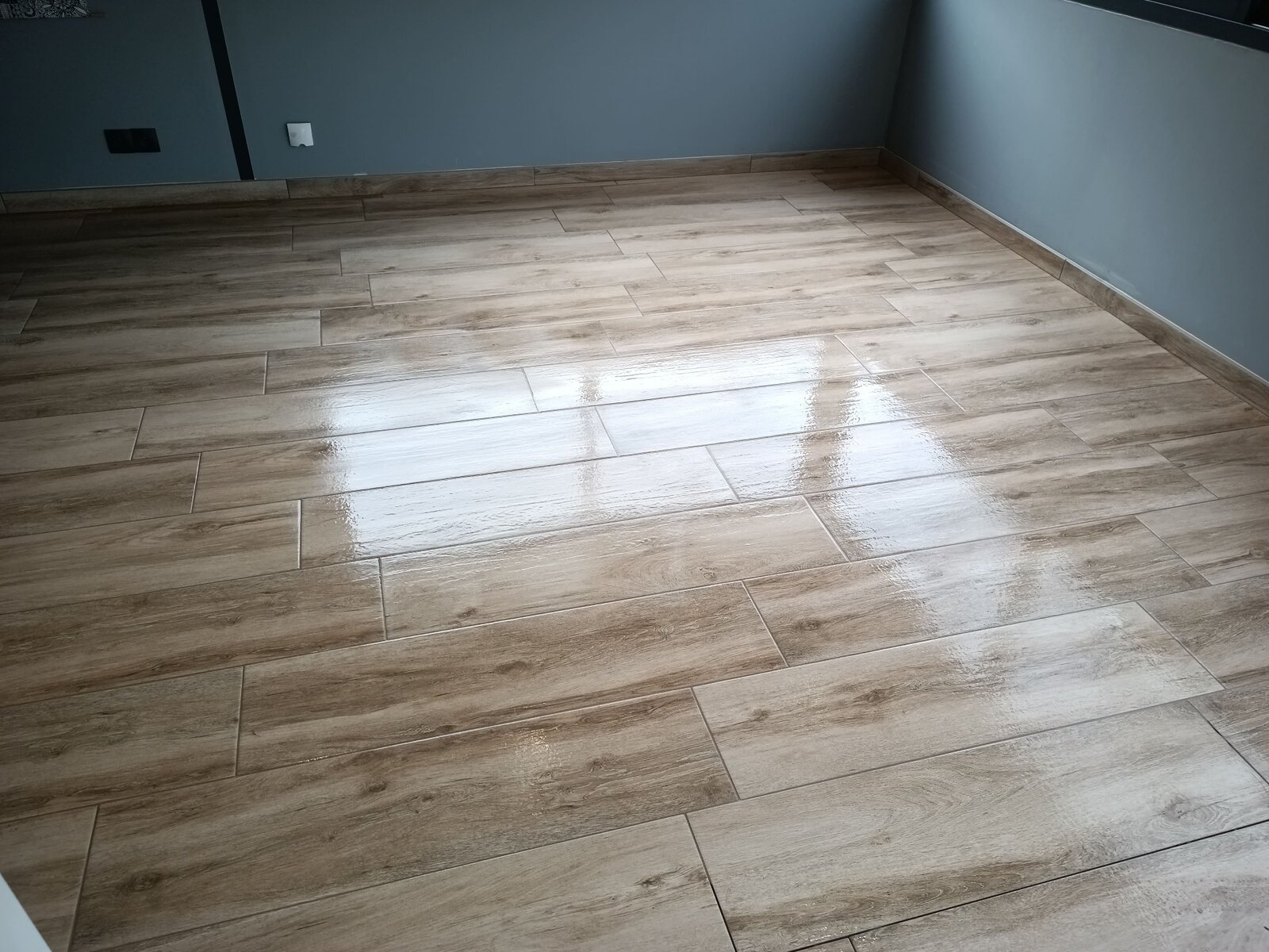 Pose de carrelage — intérieur : Sol carrelage effet bois clair