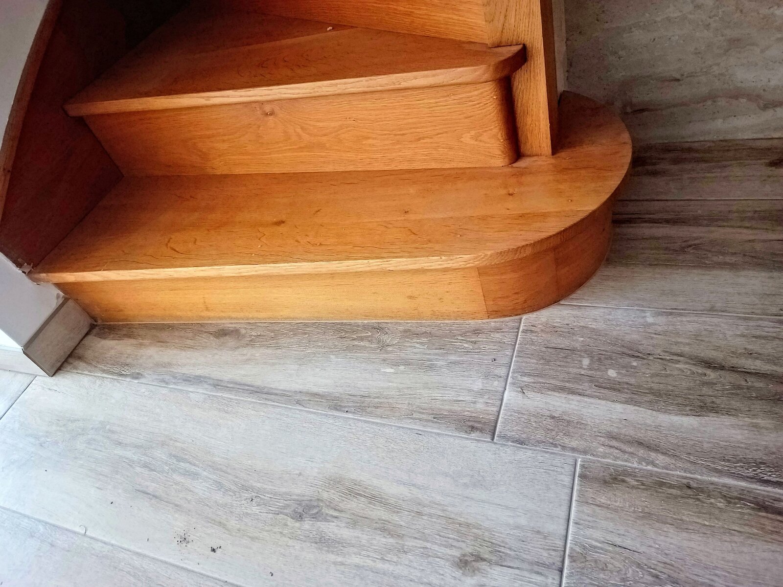 Pose de carrelage — intérieur : Raccord escalier / carrelage bois